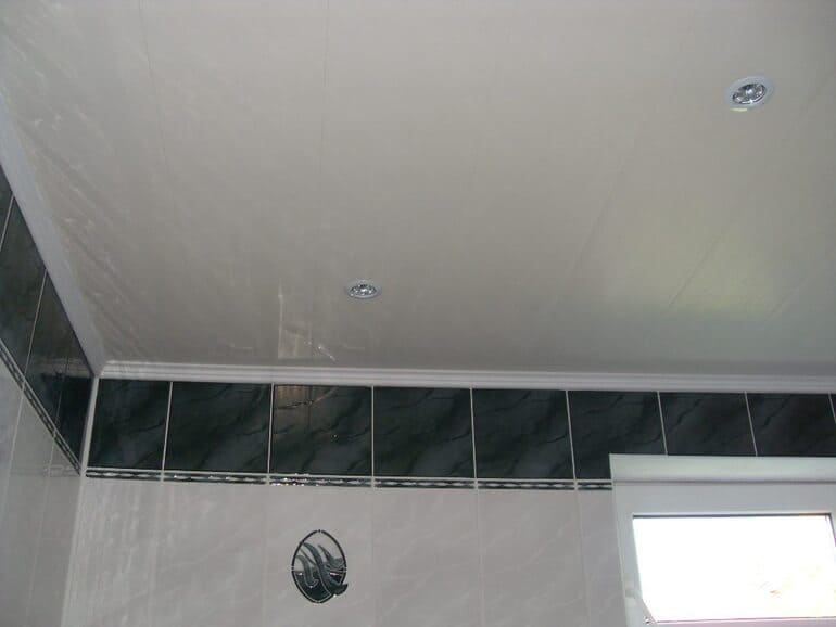 Панели ПВХ на потолок ванной