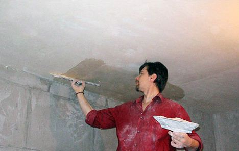 Нанесение стартовой шпаклевки на потолок