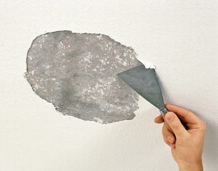 Старая краска с потолка удаляется при помощи шпателя