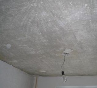 Очищенная и загрунтованная потолочная поверхность, готовая к монтажу натяжных потолков