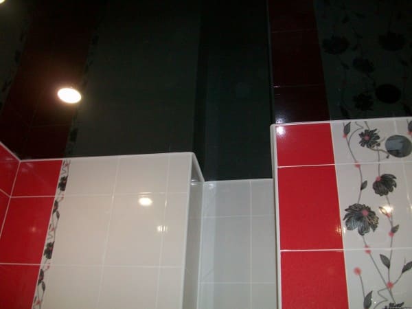 Сочетание красно-белой плитки и черного потолка в ванной