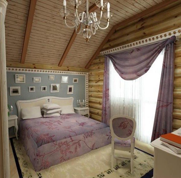 Уютный и деревенский дизайн спальни со скошенным потолком, зашитым вагонкой — ее цвет продублирован золотистым цветом стен