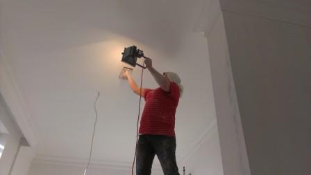 Яркий свет – лучший способ выявить неровности на потолке