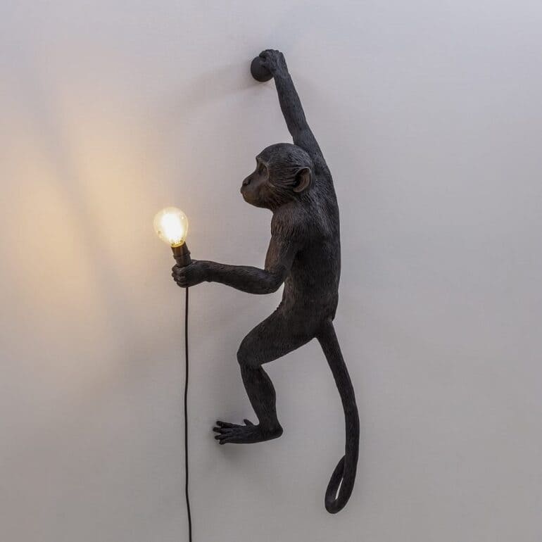 оригинальный светильник в виде забавной обезьянки