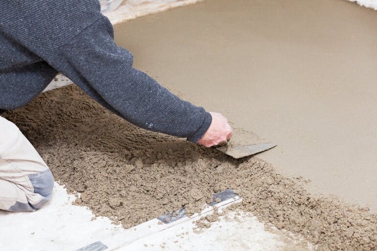 Монтаж цементно-песчаной стяжки