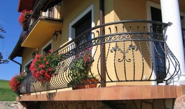 Нужен ли балкон в частном доме