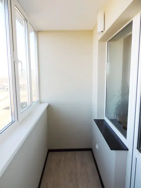 Выбор потолка на балкон и варианты его отделки с обзором материалов