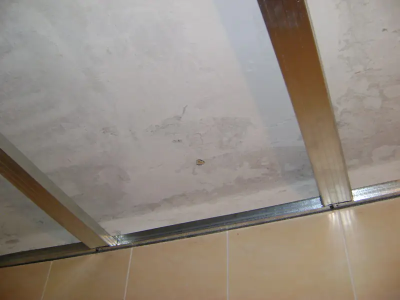 Как сделать потолок в ванной из пластиковых панелей – варианты и правила монтажа