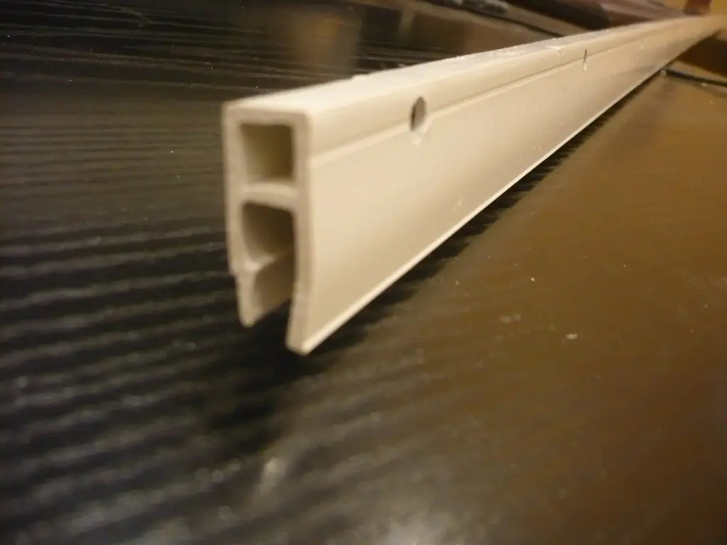 Просверленный пластиковый багет для крепления натяжного полотна