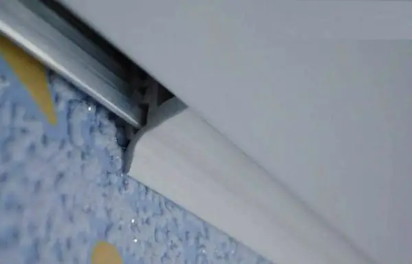 Установка декоративного нащельника по периметру натяжного потолка