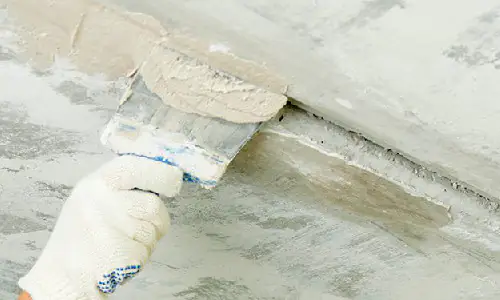 Монтажная пена позволяет увеличить надежность отделки стыка