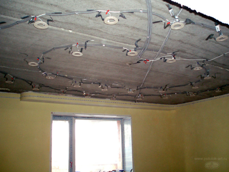 Потолок с установленными креплениями под светильники