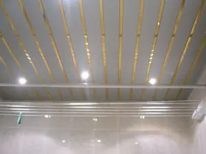 Потолок из панелей ПВХ в ванной
